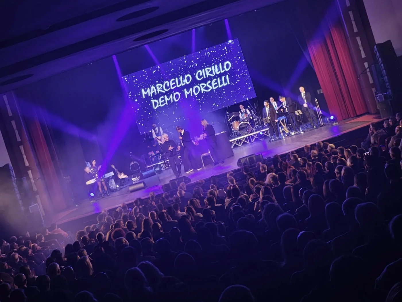 Marcello Cirillo e Demo Morselli, maxischermo durante il concerto