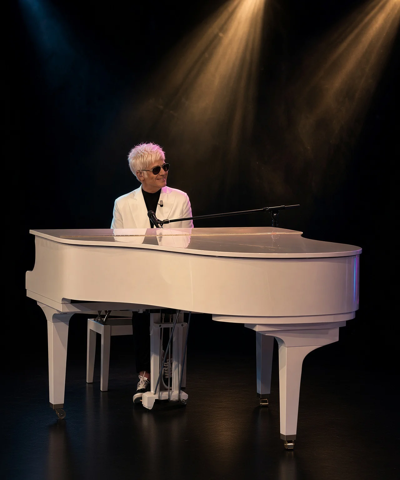 Marcello Cirillo al pianoforte bianco