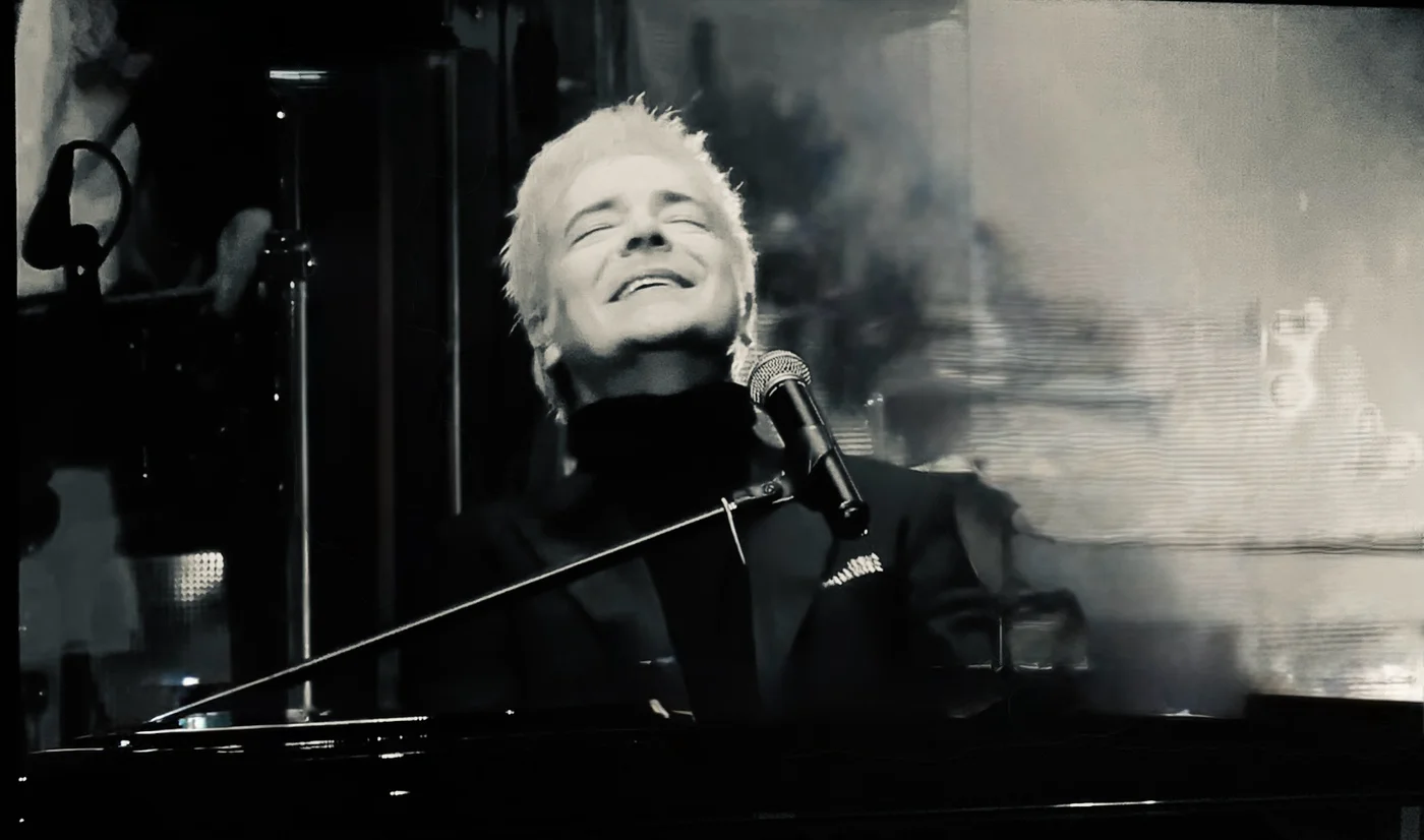 Marcello Cirillo al pianoforte, primo piano in bianco e nero
