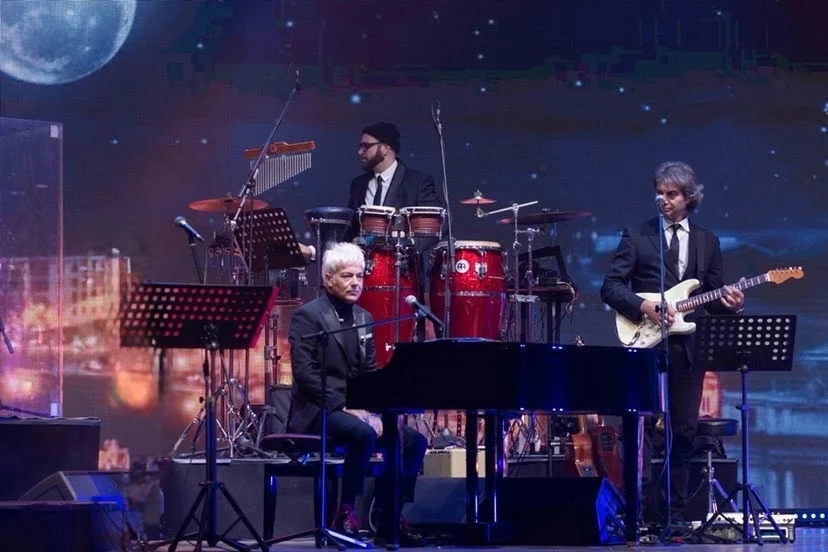 Marcello Cirillo in concerto con luna sullo sfondo