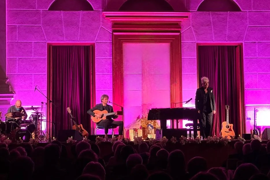 Marcello Cirillo in concerto in location con luci viola, vista d'insieme