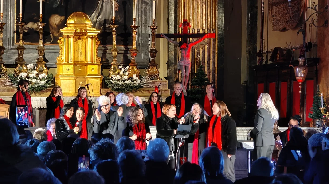 Coro Gospel della Pace in chiesa, sciarpe rosse