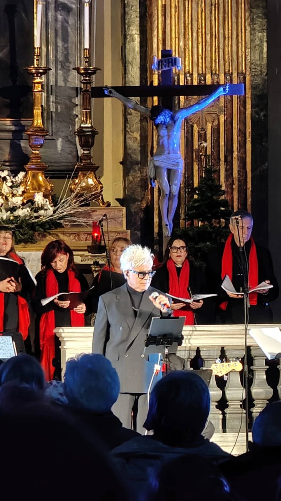 Marcello Cirillo voce solista durante il concerto in chiesa