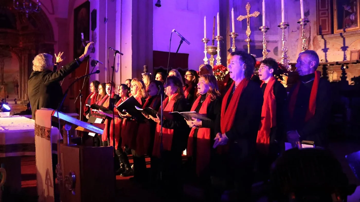 Coro in controluce viola durante Gospel della Pace