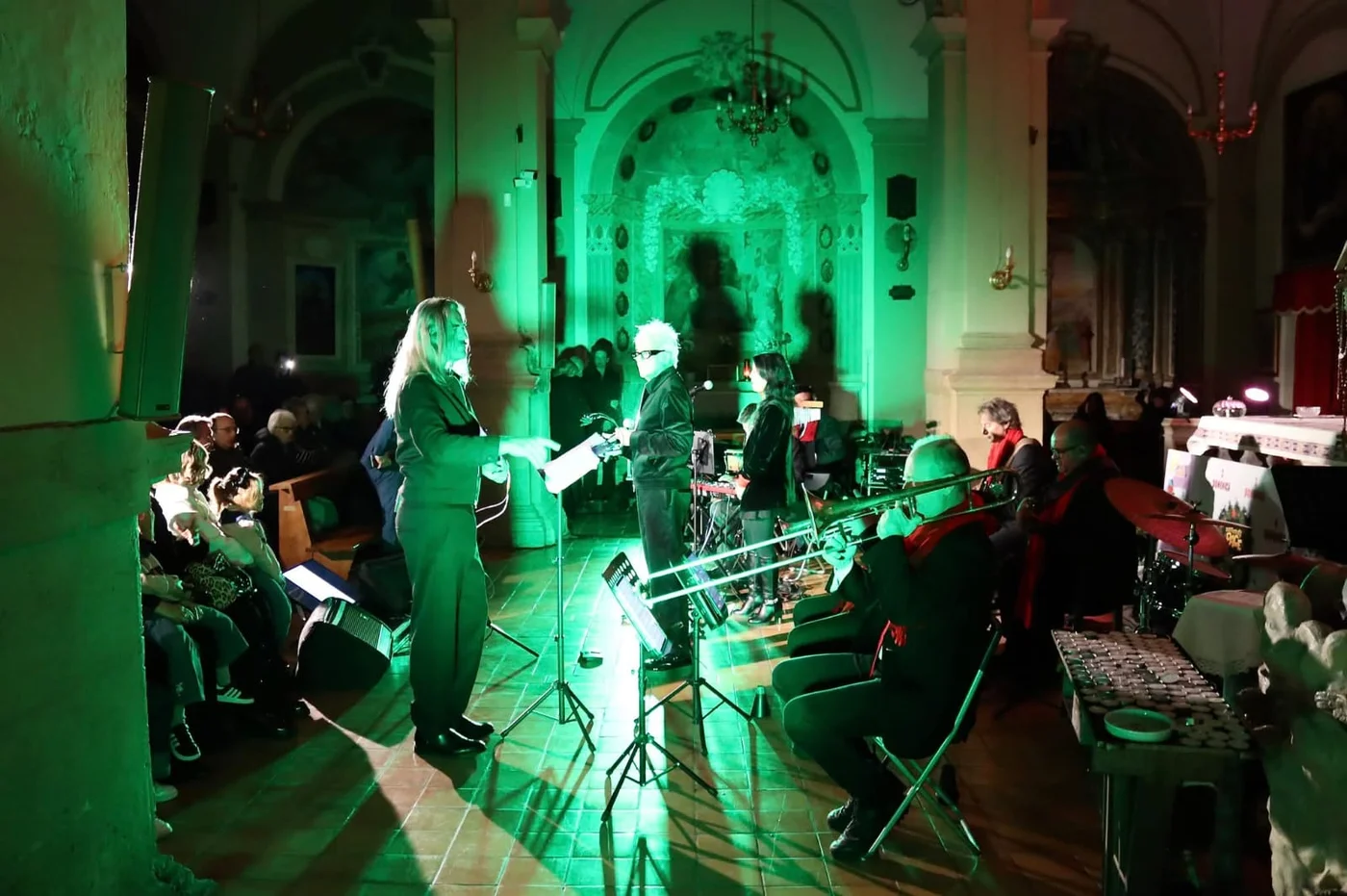 Orchestra e coro con luce verde in chiesa